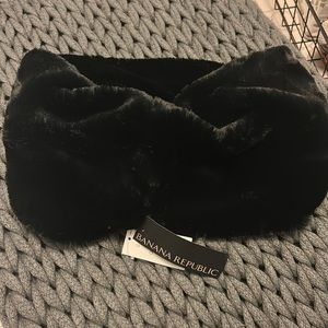 NWT: Banana 🍌 Republic Faux Fur Infinity Scarf. Black.